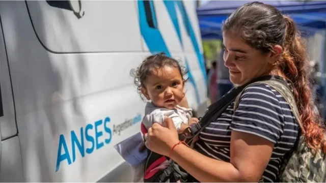 Asignación por nacimiento y adopción de ANSES: quiénes pueden cobrarla. Imagen destacada sobre asignación por nacimiento y adopción. publicada en DF Urgente