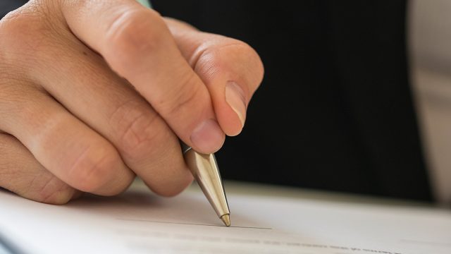 DNU sobre inteligencia: rechazan un amparo de diputados por falta de legitimación