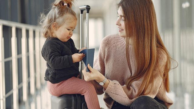 Autorización judicial para salir del país: el interés superior adolescente en casos de familia