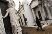 Cementerio de la Recoleta: frenan el café y la tienda en una bóveda. Fotografía editorial relacionada con bóveda de Recoleta. publicada en DF Urgente