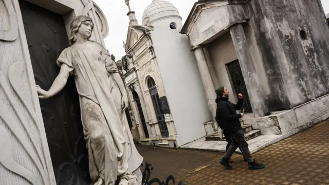 Cementerio de la Recoleta: frenan el café y la tienda en una bóveda. Fotografía editorial relacionada con bóveda de Recoleta. publicada en DF Urgente