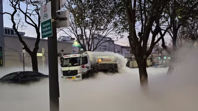 Fuga de oxígeno líquido frente a un hospital: qué implica la alerta sanitaria. Imagen destacada sobre fuga de oxígeno líquido. publicada en DF Urgente