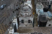 La Justicia analiza si una bóveda de Recoleta puede convertirse en un local. Imagen destacada sobre bóveda de Recoleta. publicada en DF Urgente