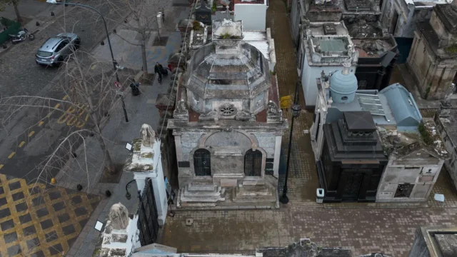 La Justicia analiza si una bóveda de Recoleta puede convertirse en un local. Imagen destacada sobre bóveda de Recoleta. publicada en DF Urgente