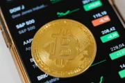 Regulación cripto en EE.UU.: Bitcoin subió tras el impulso de Trump. Imagen destacada sobre regulación cripto en EE.UU.. publicada en DF Urgente
