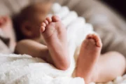 Intercambio de bebés: Córdoba indemnizará a tres mujeres por daño moral. Imagen destacada sobre intercambio de bebés. publicada en DF Urgente