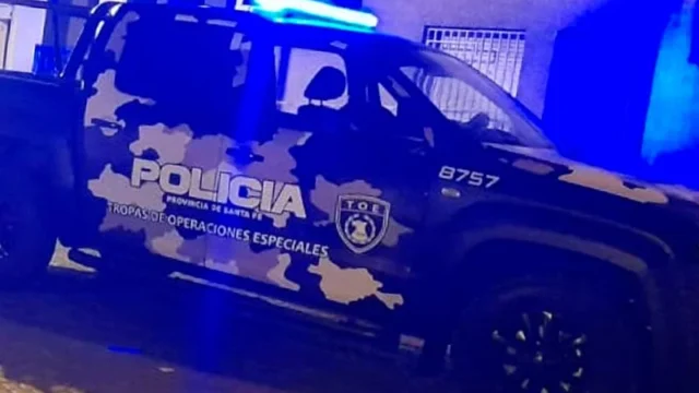 Investigan un posible femicidio tras hallar muerta a una mujer en Rosario. Fotografía editorial relacionada con investigación por femicidio. publicada en DF Urgente
