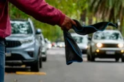 Prohibición de cuidacoches en Rosario: debate legal y social abierto. Imagen destacada sobre prohibición de cuidacoches en Rosario. publicada en DF Urgente