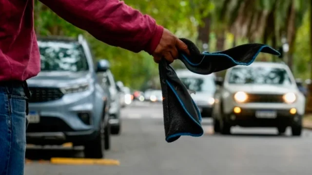 Prohibición de cuidacoches en Rosario: debate legal y social abierto. Imagen destacada sobre prohibición de cuidacoches en Rosario. publicada en DF Urgente