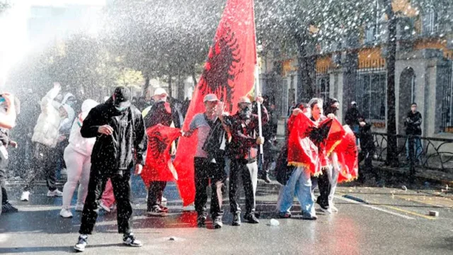 Protestas en Albania: incendian la sede de la Corte Suprema. Imagen destacada sobre protestas en Albania. publicada en DF Urgente