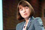 Sally Rooney: denuncian en Reino Unido el retiro de sus libros. Fotografía editorial relacionada con retiro de libros de Sally Rooney. publicada en DF Urgente