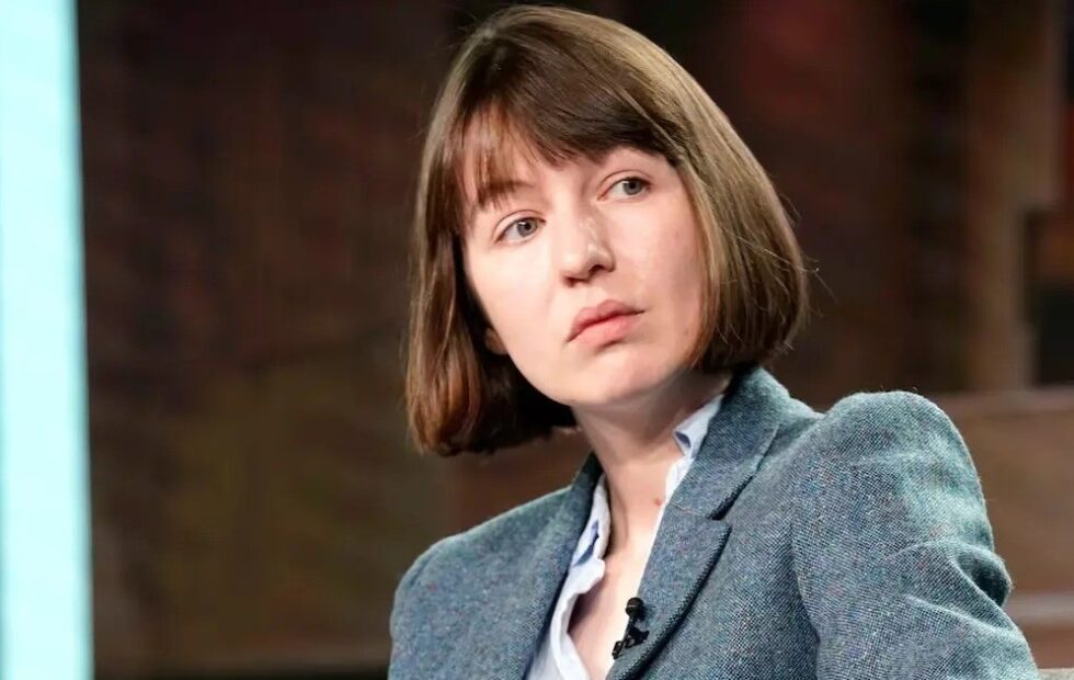Sally Rooney: denuncian en Reino Unido el retiro de sus libros. Fotografía editorial relacionada con retiro de libros de Sally Rooney. publicada en DF Urgente