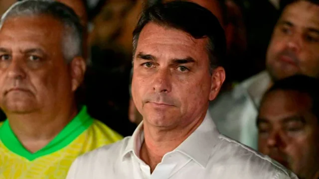 Visas de EE. UU. para Flávio Bolsonaro no frenan la investigación en Brasil. Fotografía editorial relacionada con visas para Flávio Bolsonaro. publicada en DF Urgente