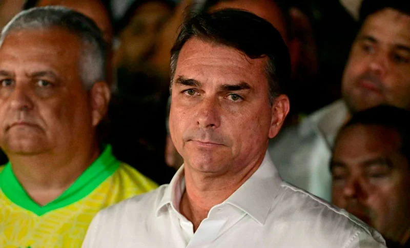 Visas de EE. UU. para Flávio Bolsonaro no frenan la investigación en Brasil. Fotografía editorial relacionada con visas para Flávio Bolsonaro. publicada en DF Urgente